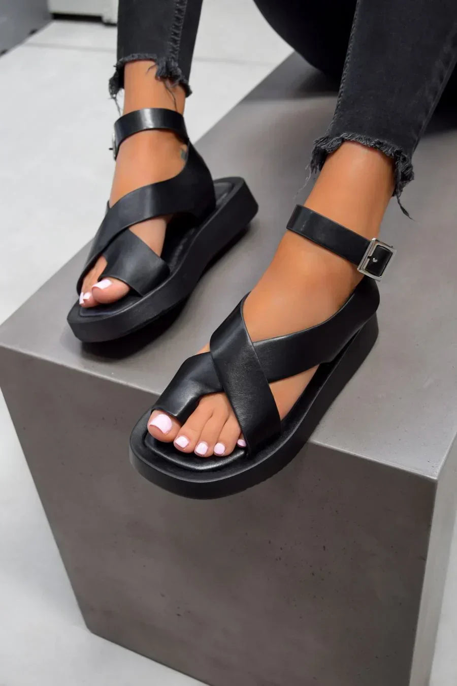 Danique | Comfortsandaal met verstelbare bandjes en elegante matte finish
